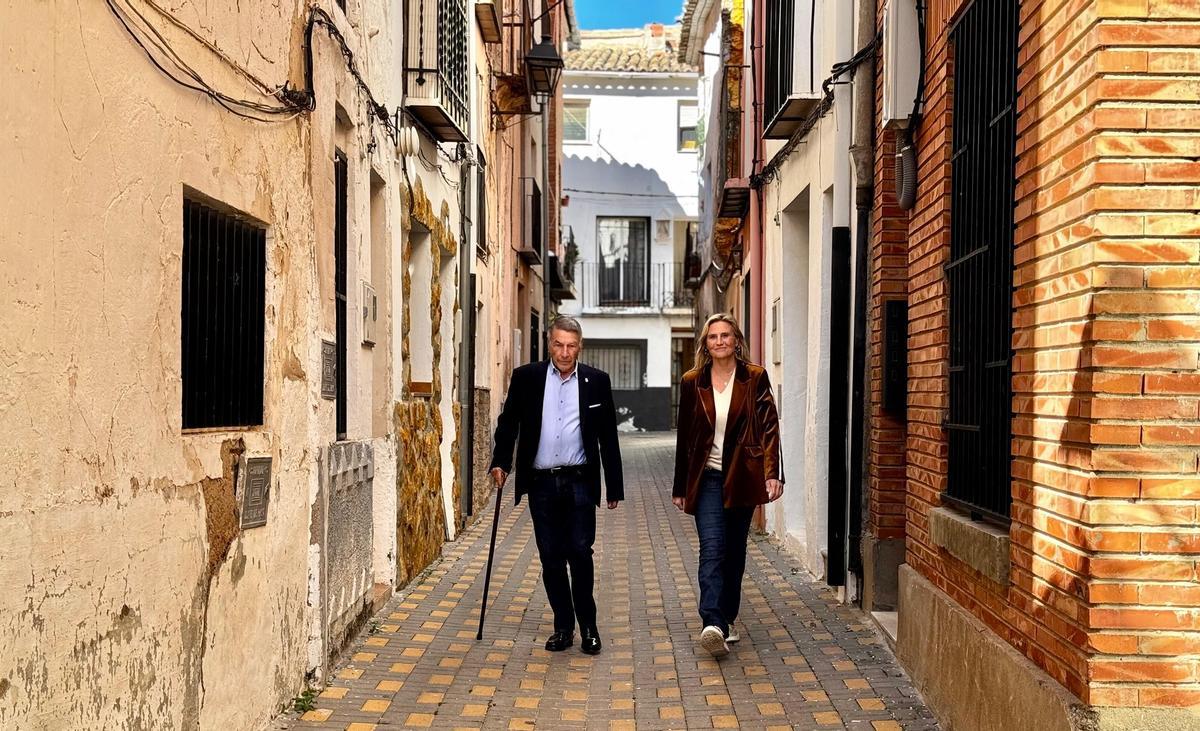 La delegada del Consell, Susana Fabregat, junto al alcalde de Caudiel, Antonio Martínez, en su visita al municipio.