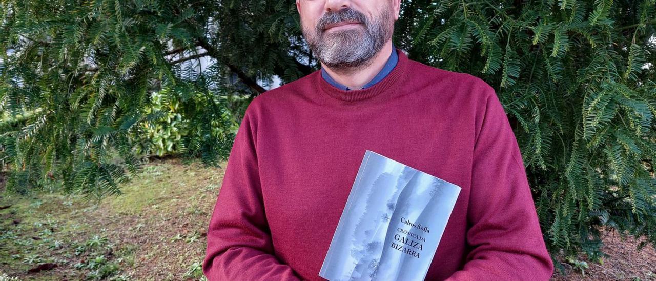 Calros Solla posa con su libro “Crónica da Galiza Bizarra”.