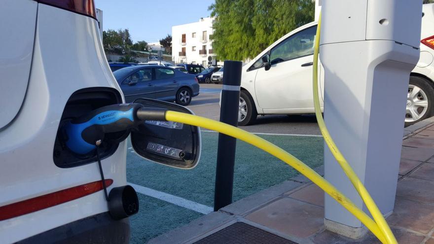 Cargar el coche eléctrico dejará de ser gratis en los puntos públicos de Balears