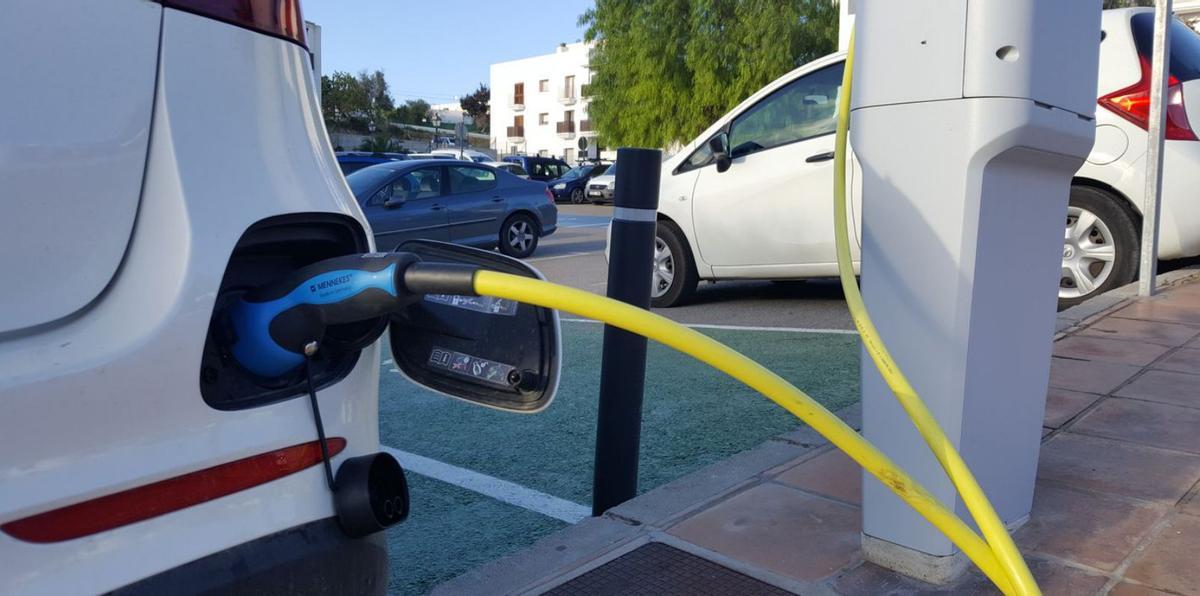Un vehículo en un punto de recarga de Sant Josep.