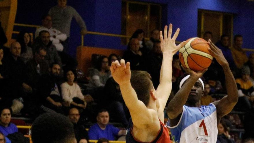 Sango Niang, lanzando a canasta en el partido jugado ayer en el Angel Nieto.