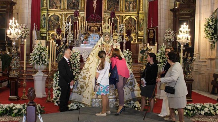 Besamanos a la patrona de Lucena, la Virgen de Araceli