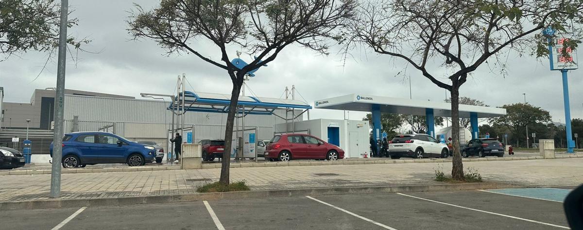 Colas en una estación de servicio de Castelló, este martes.