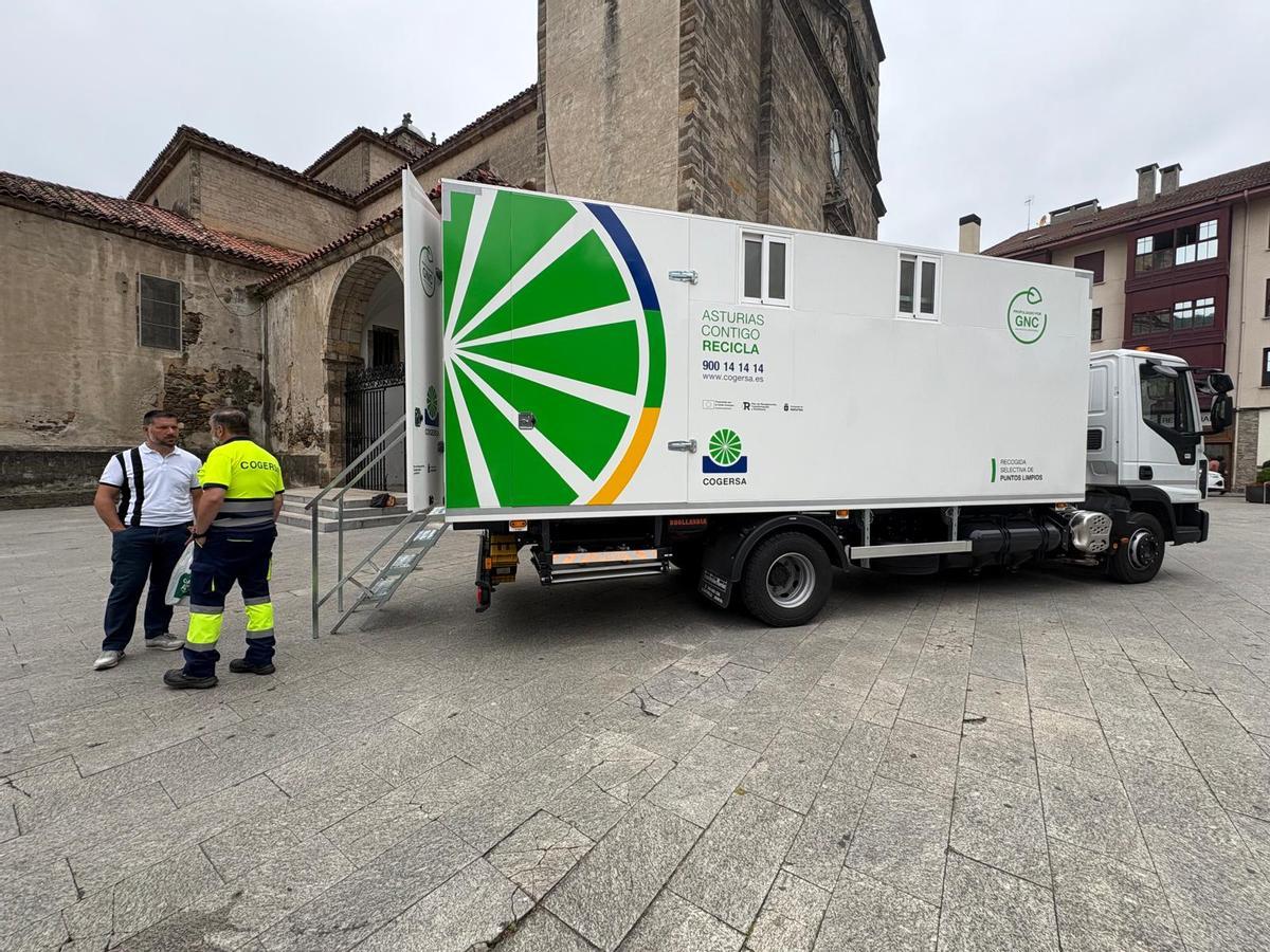Una de las visitas del punto limpio móvil a Cangas del Narcea.