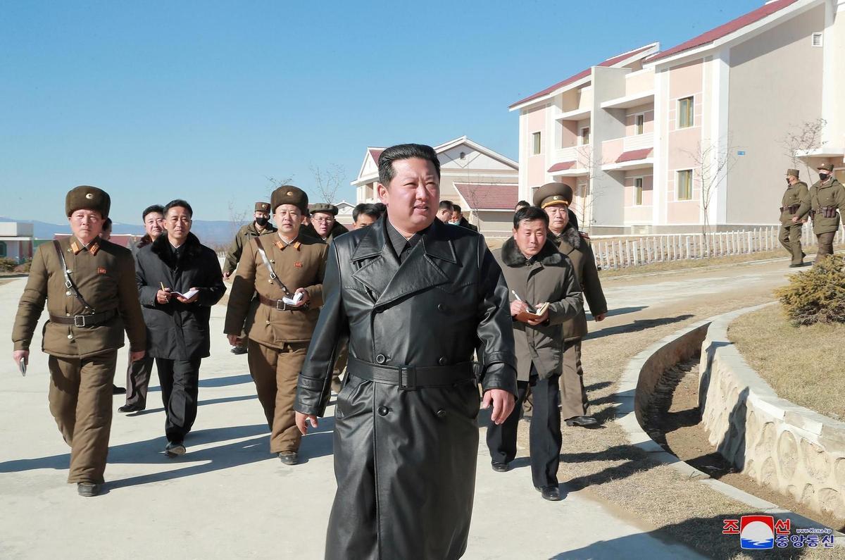 Kim Jong-un reapareix davant les càmeres per primera vegada en més d’un mes