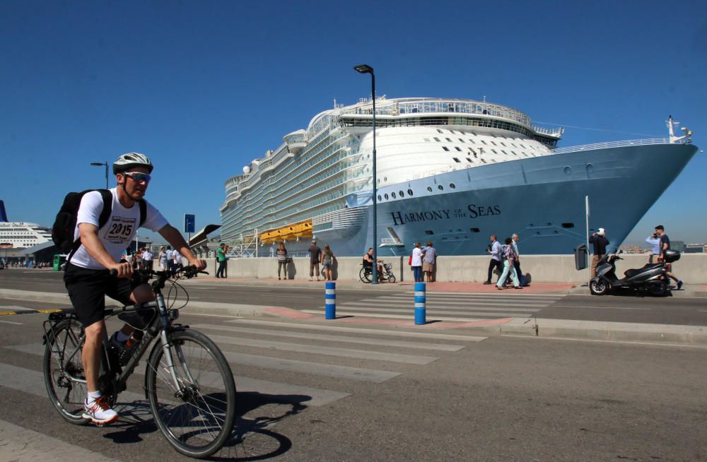 El crucero más grande del mundo, al igual que el Oasis y el Allure of the Seas, visita la capital de la Costa del Sol en una escala de diez horas.