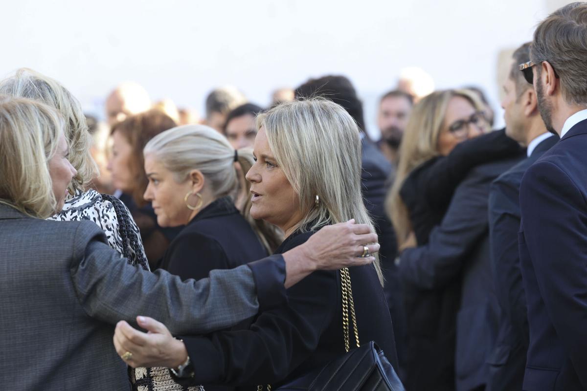 El funeral de Guillermo Fernández Vara en Olivenza, en imágenes