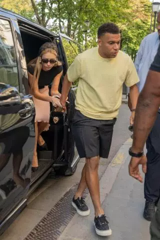 Lara Ferreiro, psicóloga, sobre la presión de Ester Expósito (26) y Kylian Mbappé (27): "La constante atención mediática, los rumores y el seguimiento permanente de cada una de sus apariciones públicas podrían favorecer este proceso de afrontar los problemas en equipo"