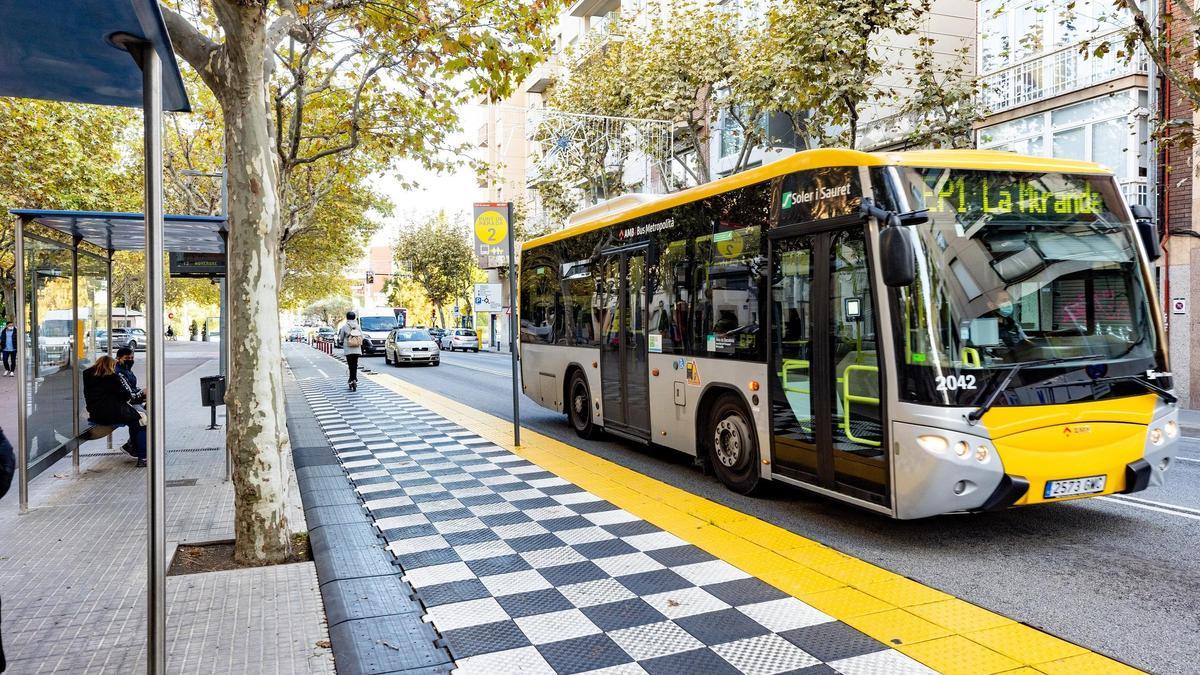 Un bus del AMB en una parada.