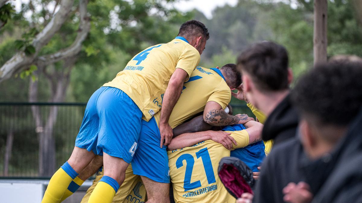 Els jugadors s'abracen després d'un gol, en una imatge d'arxiu