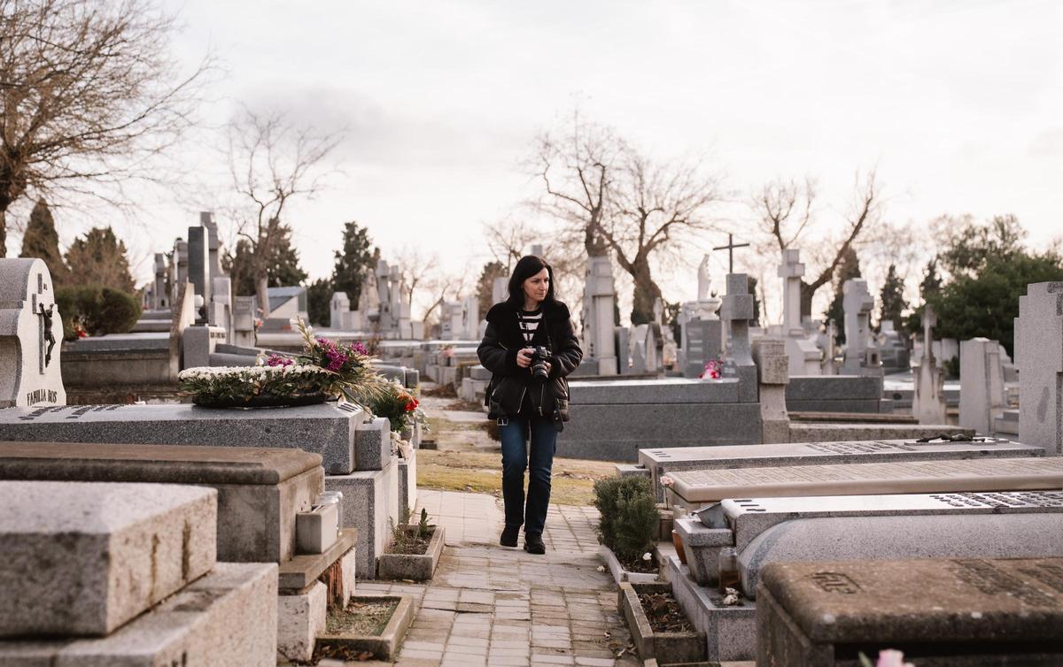 Lorena es la protagonista de un proyecto que retrata la realidad de los cementerios en la capital.