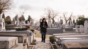Lorena es la protagonista de un proyecto que retrata la realidad de los cementerios en la capital.