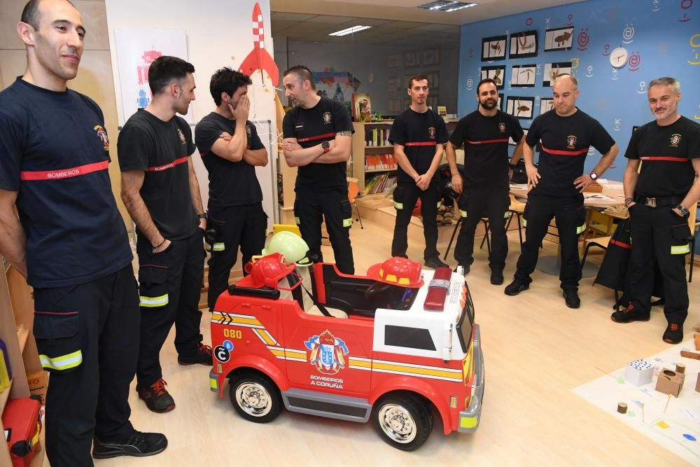 Los bomberos donan una camilla a los niños del Materno Infantil