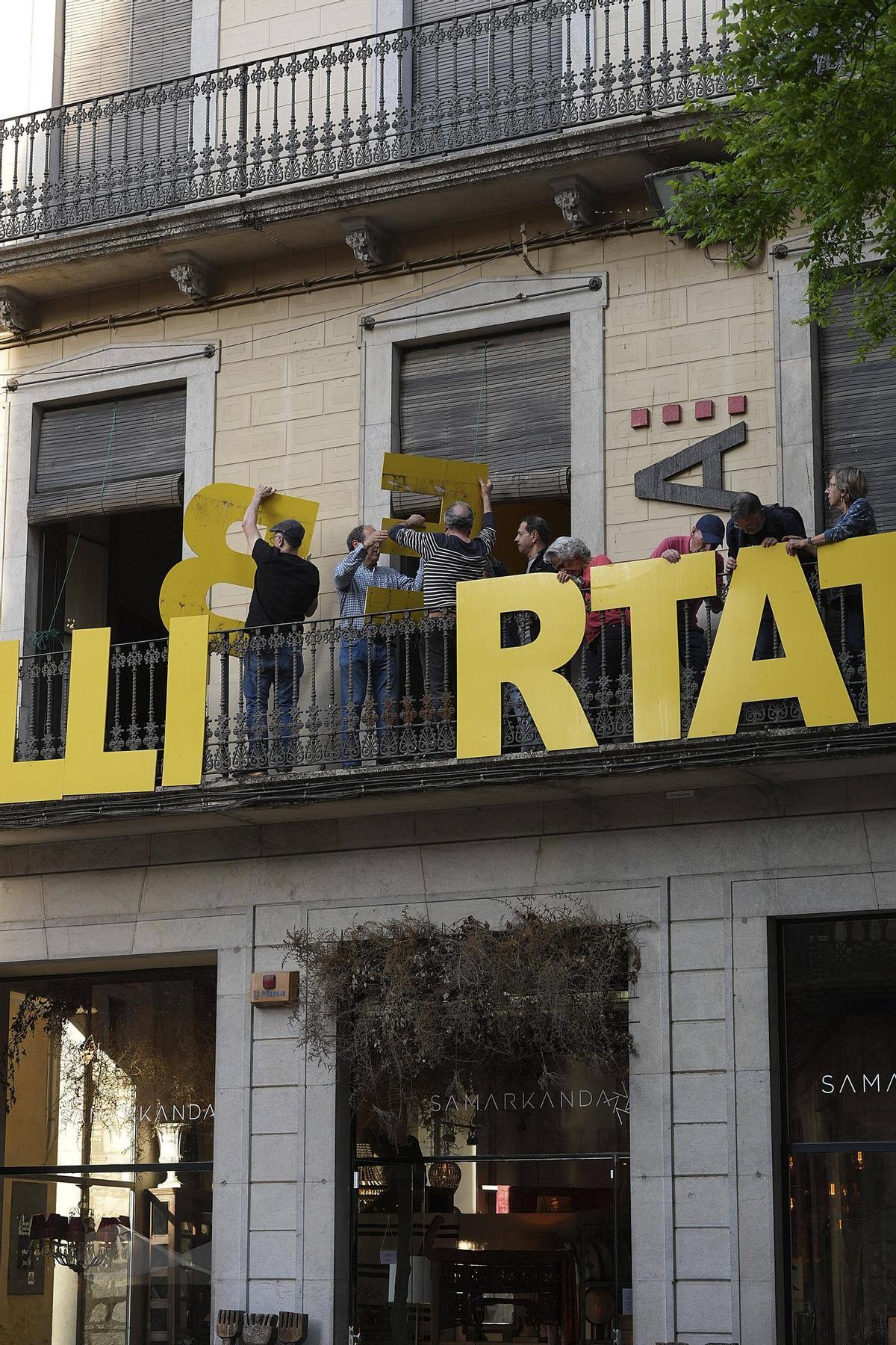 L'ADAC canvia de seu i fa moure les lletres de la paraula Llibertat pel Barri Vell de Girona