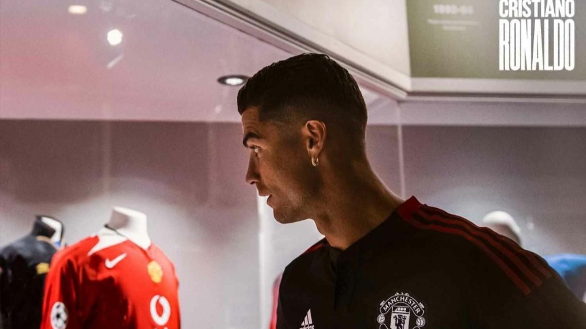 Cristiano Ronaldo, visitando el museo de Old Trafford