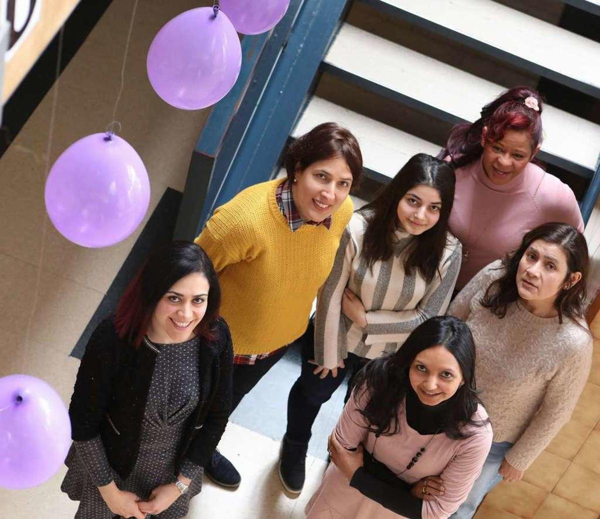 Por la izquierda, Natalia Cubillas, Velia Antonucci, Roza Sargsyan, Yocasta Valdés (detrás), Lilian Ferreira (delante) y Gisela Cornejo, en la Escuela Oficial de Idiomas.