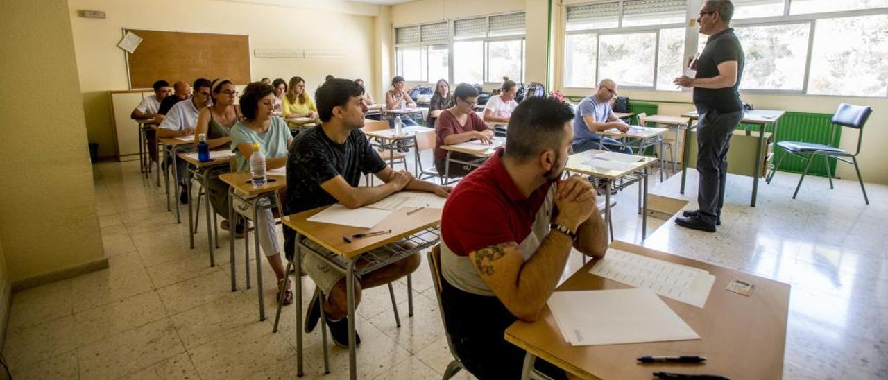 Agua sí, pero sin ningún tipo de etiquetas como muestran los aspirantes en uno de los tribunales.