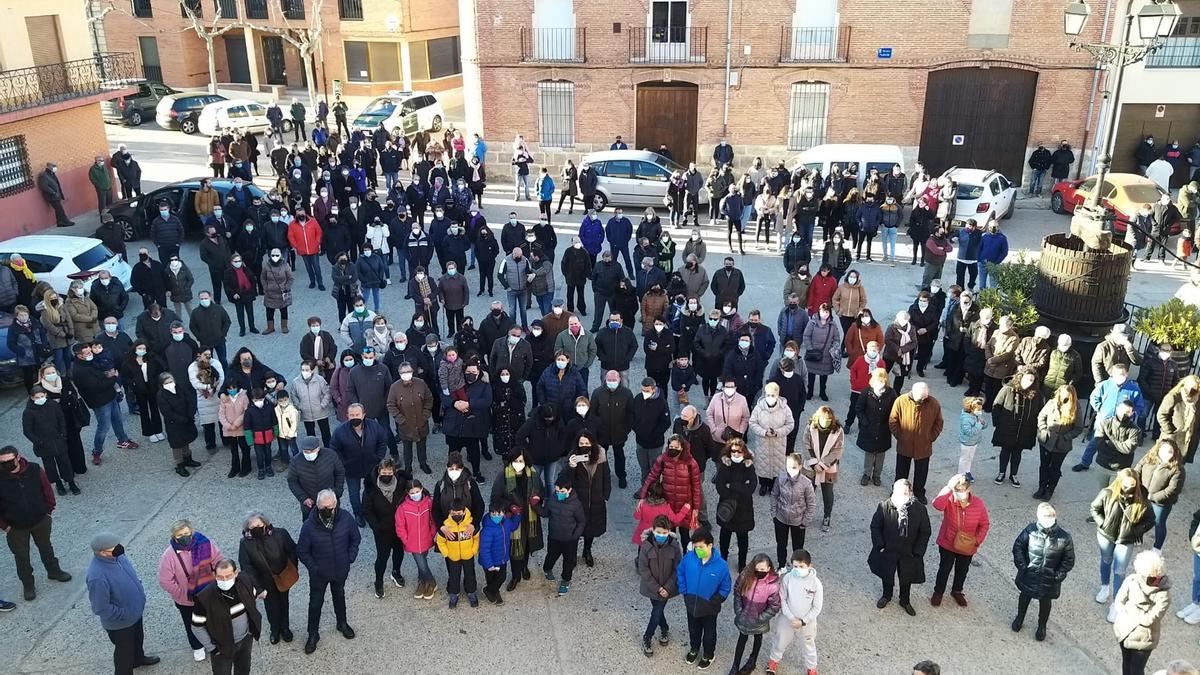 Los vecinos de Morales de Toro se manifiestan exigiendo un médico para su pueblo.