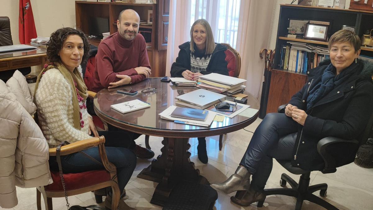 La alcaldesa, Mª Carmen Climent, presidió el encuentro para preparar la Jornada.