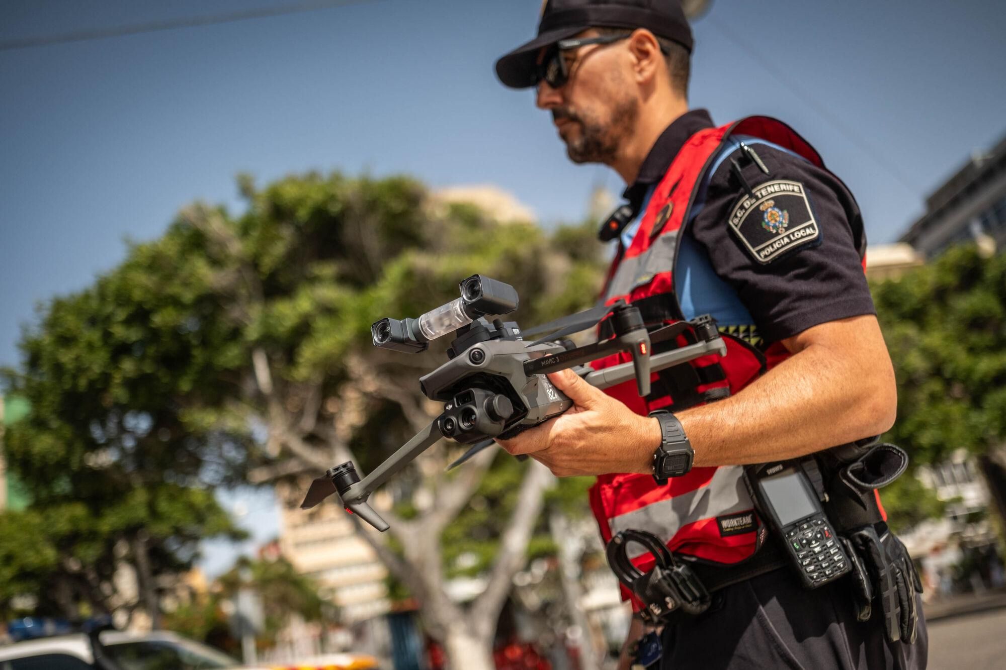 Presentación de los nuevos drones que usarán la Policía Local y Protección Civil de Santa Cruz de Tenerife. 