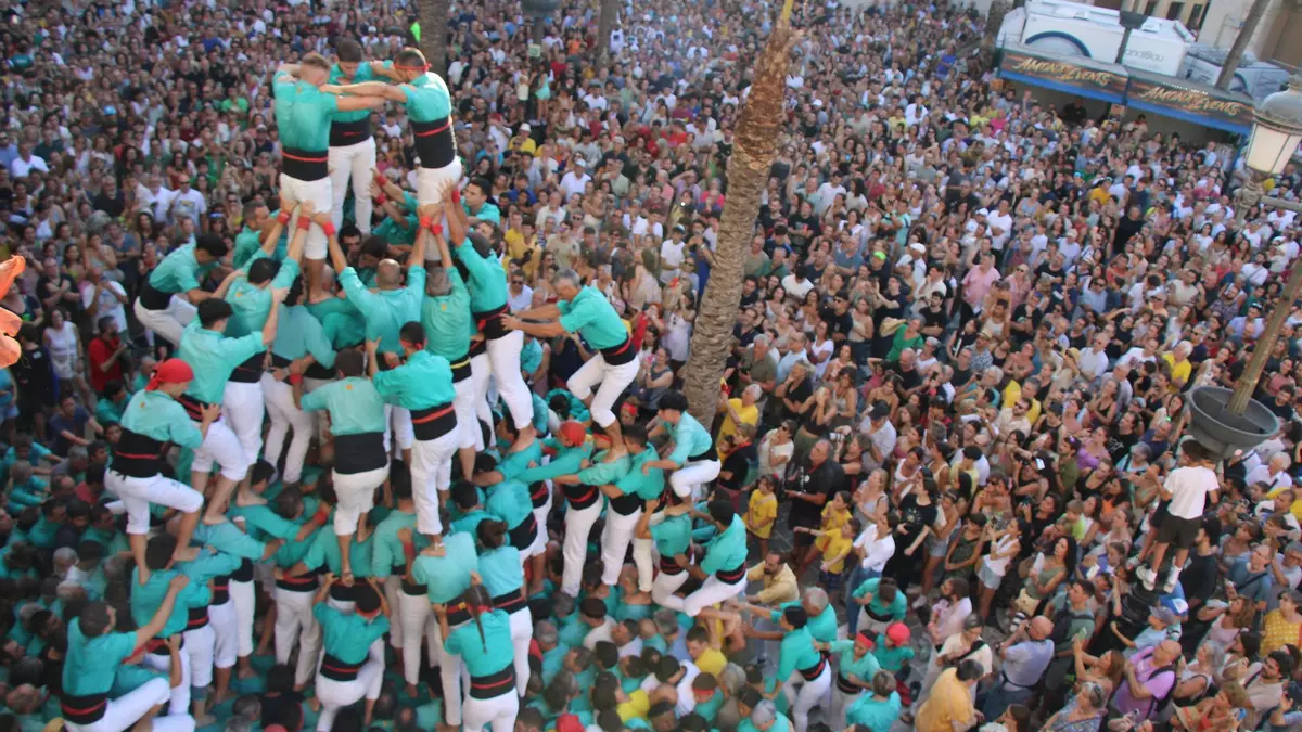 Vilanova i la Geltrú revalida los 10 pisos de los Castellers de Vilafranca y vive una diada de les Neus redonda