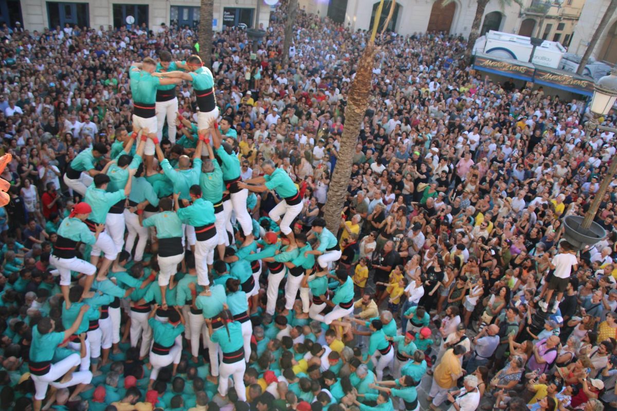 Peu del 3 de 10 amb folre i manilles dels Castellers de Vilafranca, aquest dissabte a la festa major de Vilanova i la Geltrú.