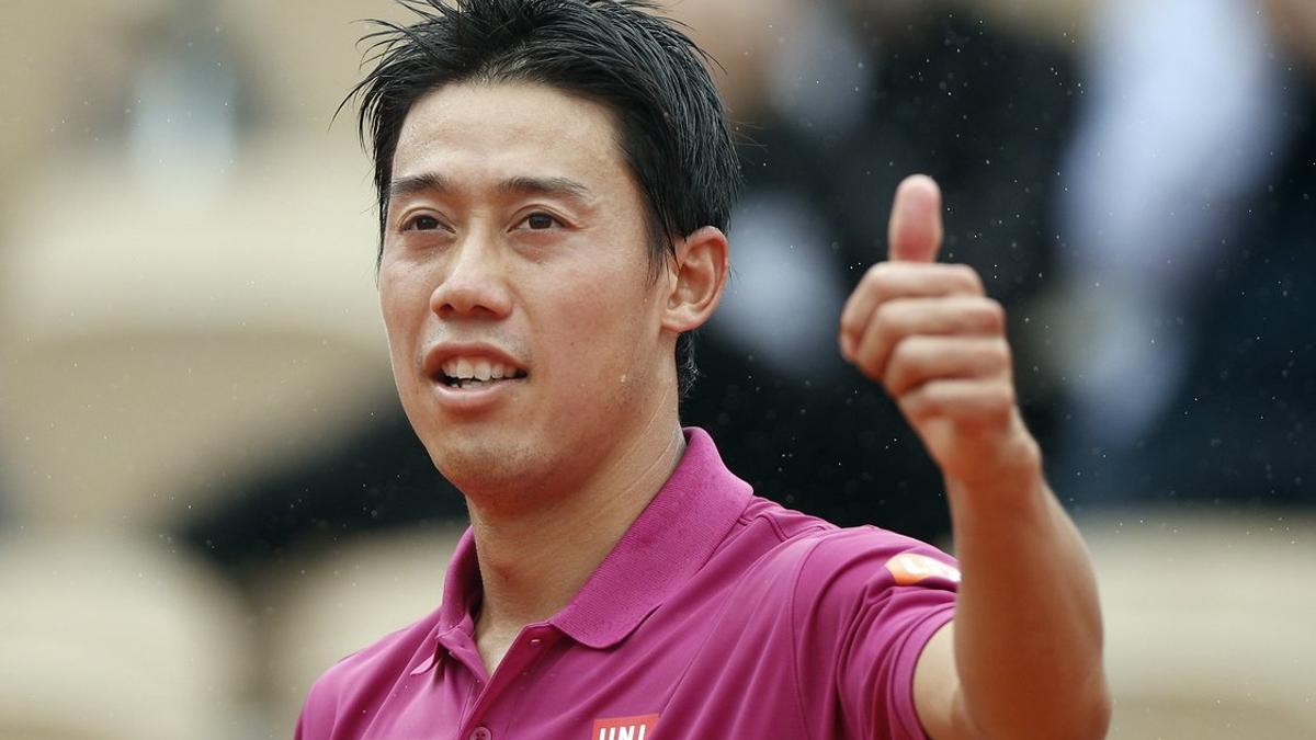 El tenista japonés Kei Nishikori celebra su victoria ante el francés Benoit Paire en los octavos de final del torneo Roland Garros, este lunes, en París.