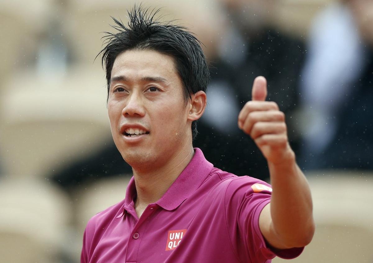 EPA3237. PARÍS (FRANCIA), 03/06/2019.- El tenista japonés Kei Nishikori celebra su victoria ante el francés Benoit Paire en los octavos de final del torneo Roland Garros, este lunes en París (Francia). EFE/ Yoan Valat