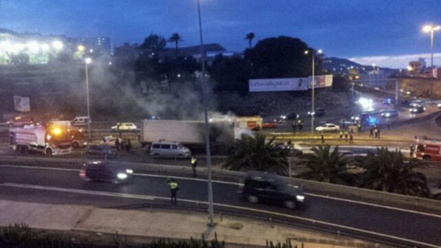 Instantes después del incendio de un camión en Guanarteme