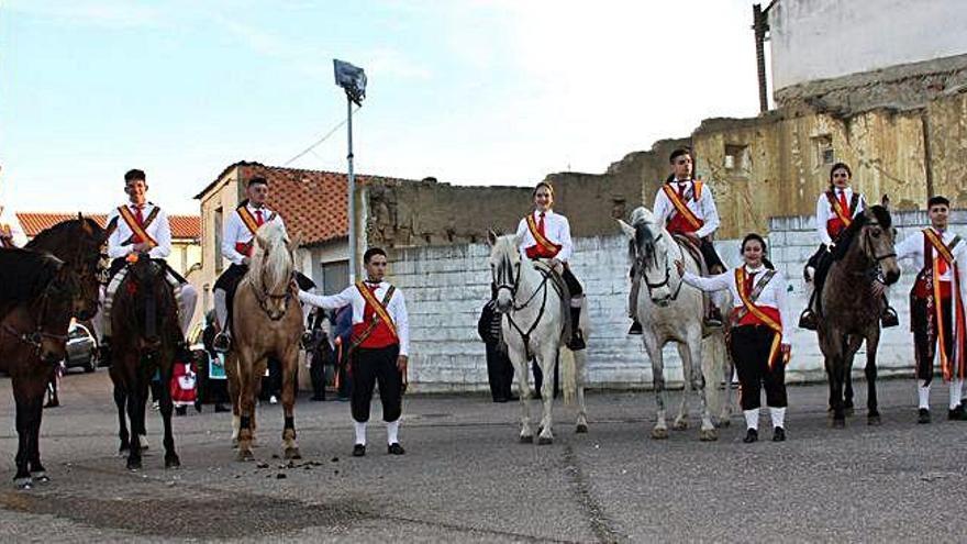 Los quintos de Coreses, algunos a lomos de los caballos, vistiendo las camisas blancas, momentos antes de recitar las relaciones y correr las cintas.