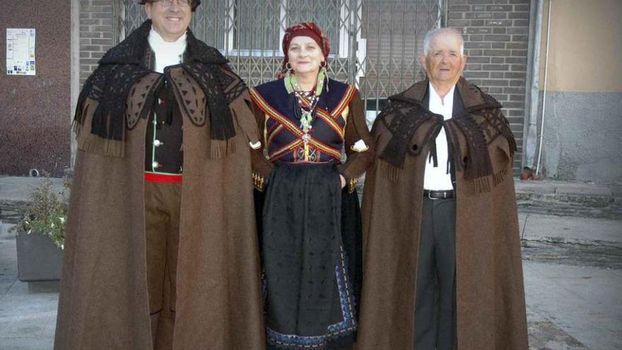 La costurera junto a Tomás Castaño (derecha) y Andrés Castaño que lucen las capas elaboradas por ella.