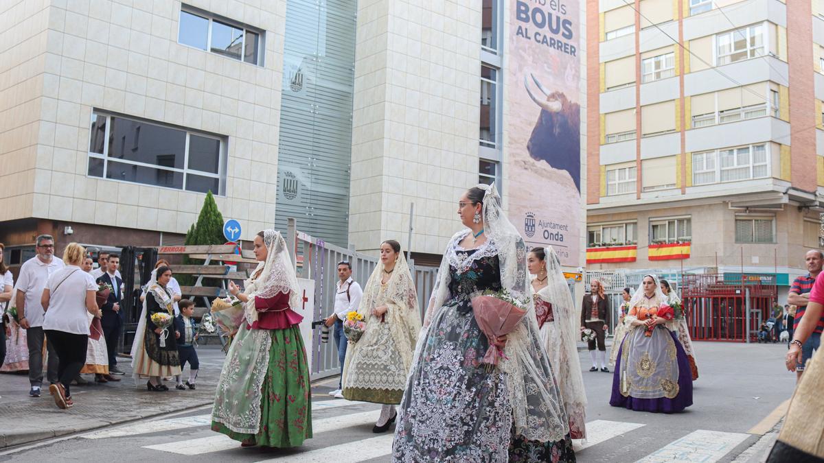 Las representantes festivas procesionan por delante del ayuntamiento durante la ofrenda.