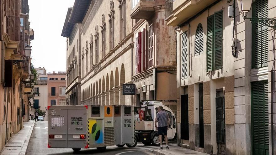 Camiones eléctricos transportan las plataformas de contenedores cada día.