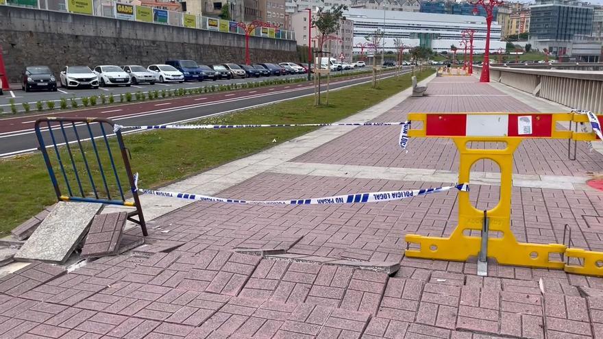 Cortes en el paseo marítimo por la dilatación de baldosas a causa del calor