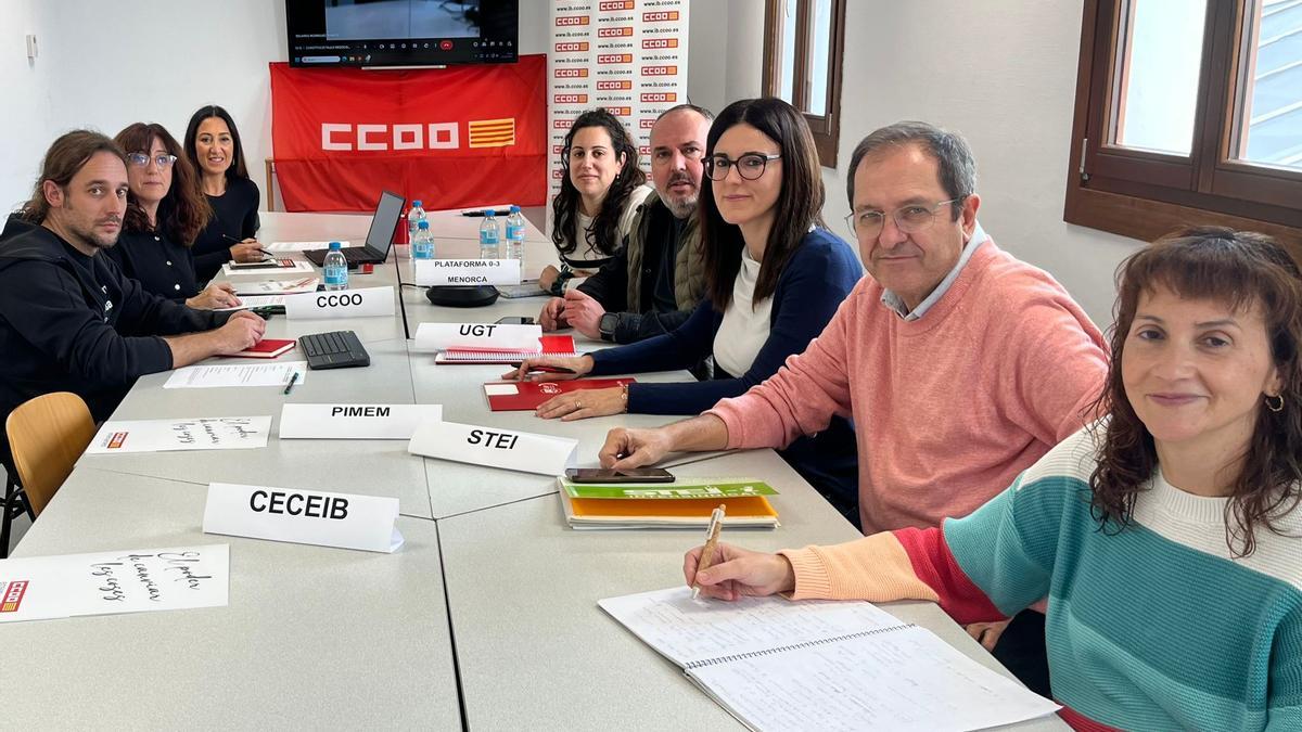 Imagen de los asistentes a la reunión de este miércoles, con la ausencia de las patronales.
