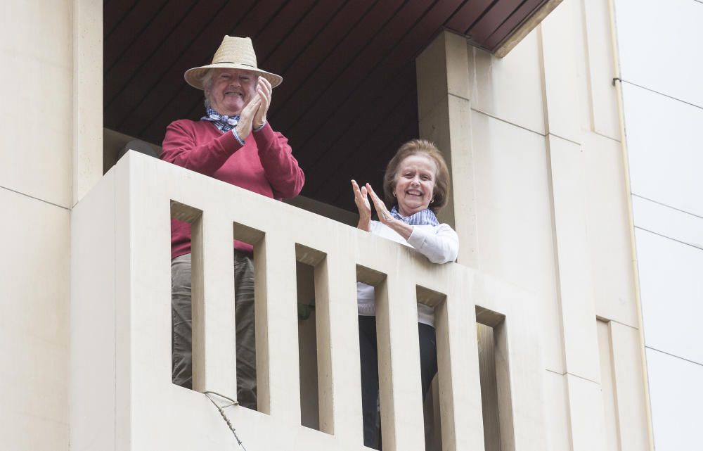 Los alicantinos reciben la bendición de la Santa Faz desde sus balcones