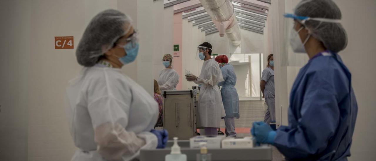 Personal sanitario en el hospital de campaña instalado en el Hospital General de Alicante. PILAR CORTÉS