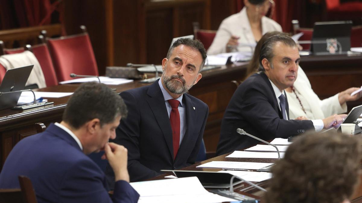 Archivo - El conseller de vivienda, Territorio y Movilidad, José Luis Mateo, durante una sesión de control al Govern balear, a 20 de mayo de 2025, en Palma de Mallorca, Mallorca, Baleares (España).
