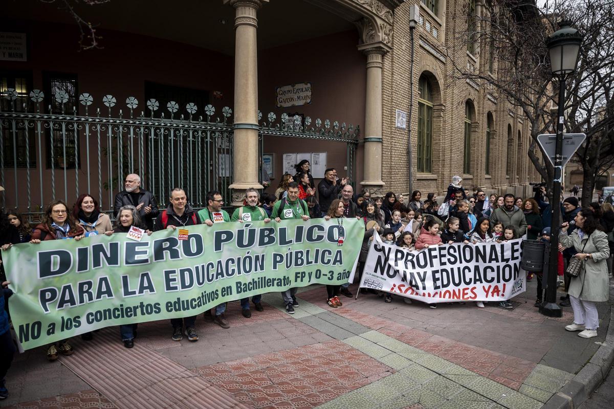 Concentración en defensa de la escuela pública en el colegio Gascón y Marín de Zaragoza, este miércoles. Concentración en defensa de la escuela pública en el colegio Gascón y Marín de Zaragoza, este miércoles.