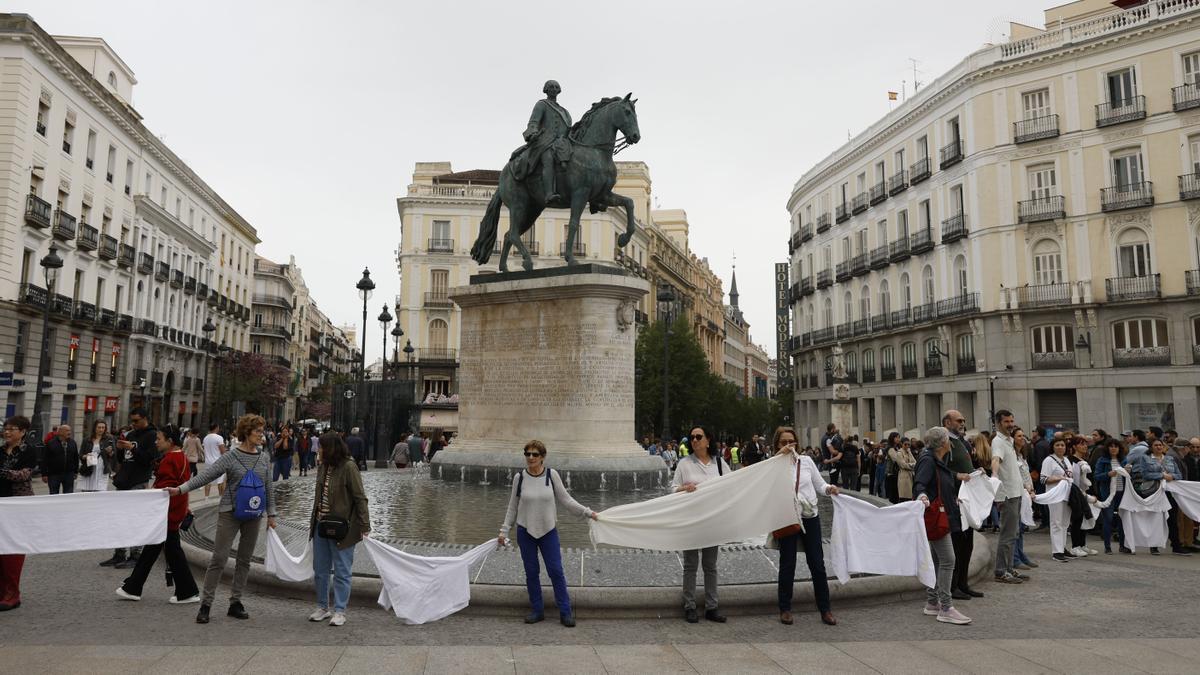 Una cadena humana reivindica en la Puerta del Sol una sanidad pública y de calidad