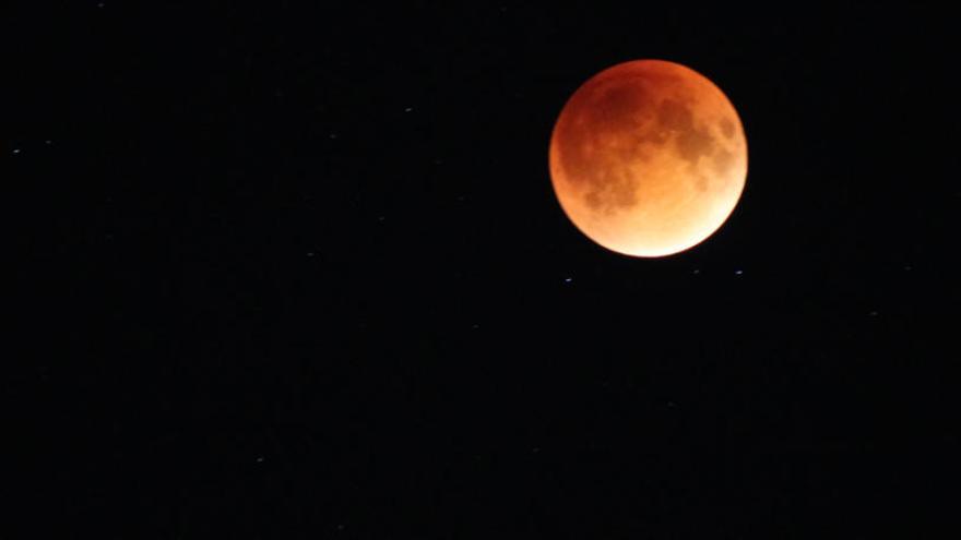 Un eclipsi enfosquirà la lluna aquesta nit