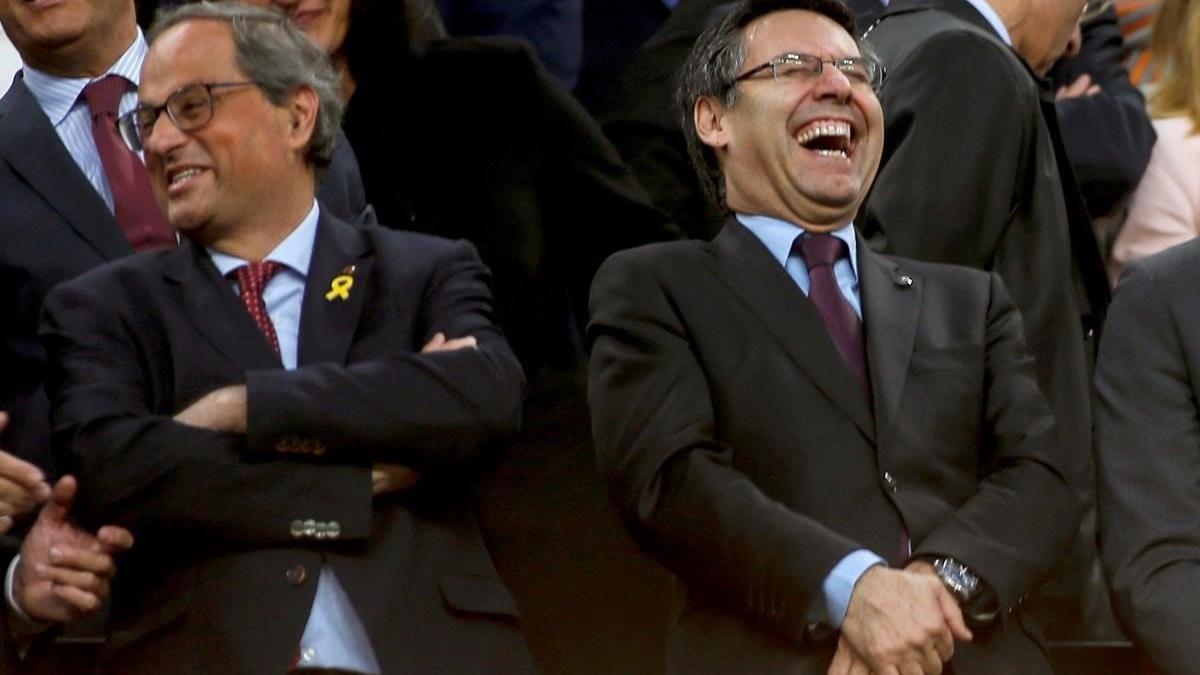 Quim Torra y Josep Maria Bartomeu, en el palco del Camp Nou, el año pasado.