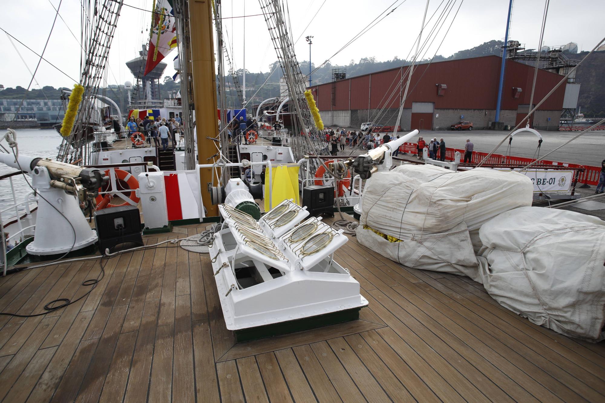 En imágenes: Colas en el puerto de Gijón para visitar el buque escuela de la Armada de México