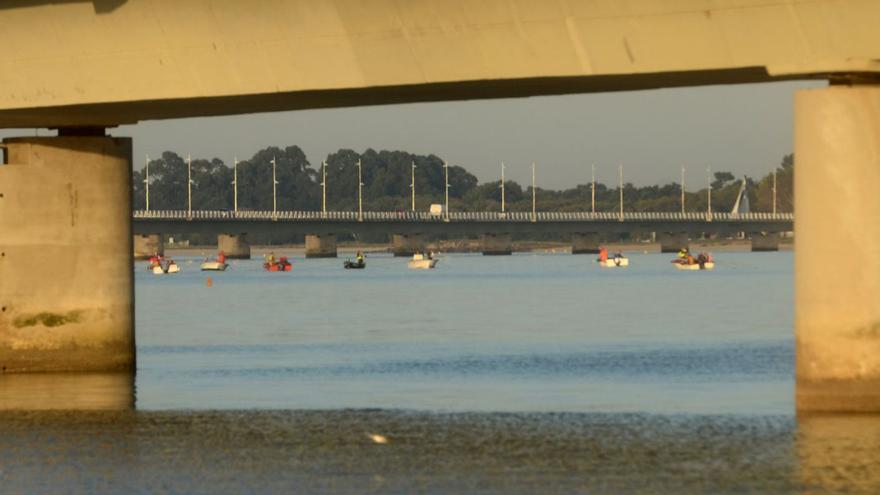 Asistentes a la frustrada campaña de libre marisqueo, en aguas de O Bohído. |   //  NOÉ PARGA