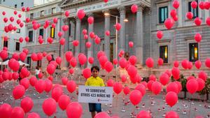 El pequeño Said, de 8 años, sostiene frente al Congreso el cartel en recuerdo de los 423 niños que se han ahogado en el Mediterráneo en el último año.