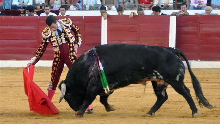 Un ganado deslucido marca la tarde