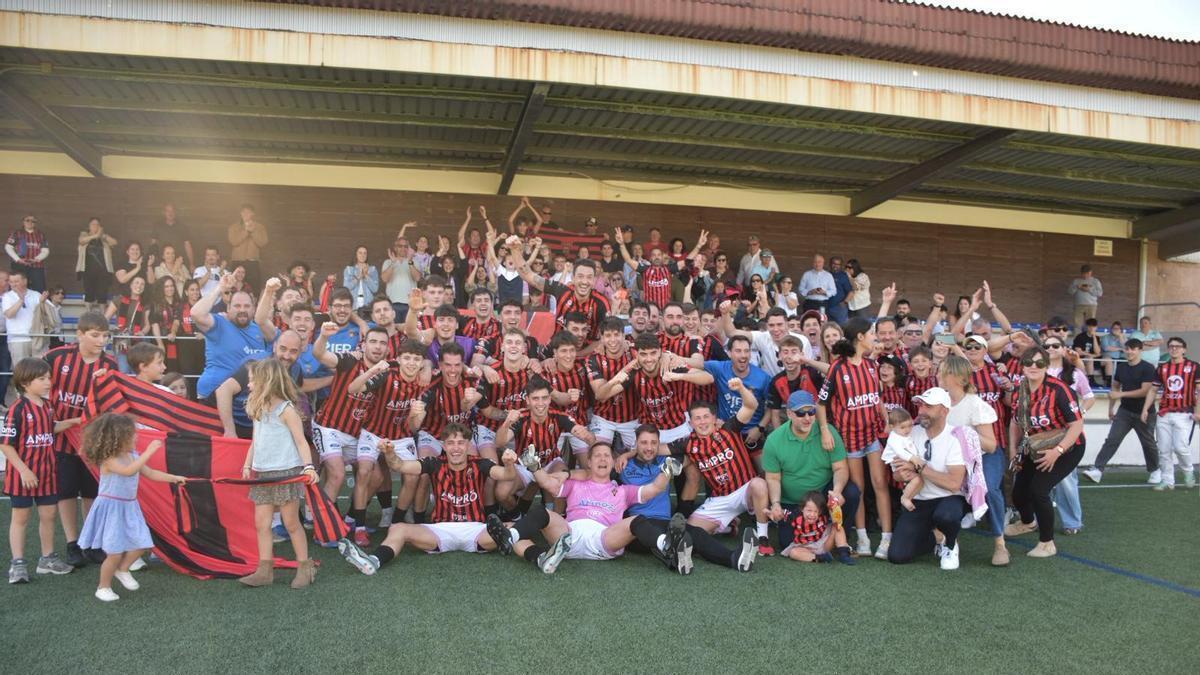 El CD Lalín celebra el ascenso a Tercera RFEF