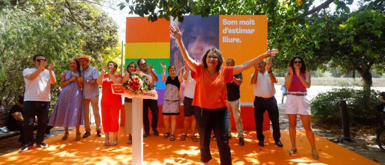 Mónica Oltra, en la fiesta celebrada el pasado sábado en València, dos días después de hacerse pública su imputación, con los principales líderes de Compromís. | EDUARDO RIPOLL