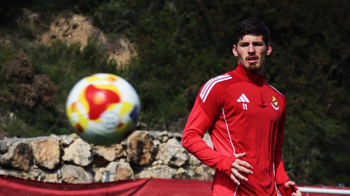 Álex Jiménez, primer fichaje del Hércules, en un entrenamiento del final de temporada con el Nàstic, en Tarragona.