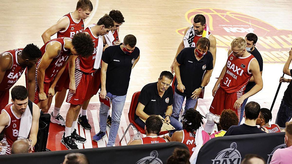 Tots els jugadors sense camiseta d’entrenament, preparats per sortir en qualsevol moment | JOAQUIM ALBERCH